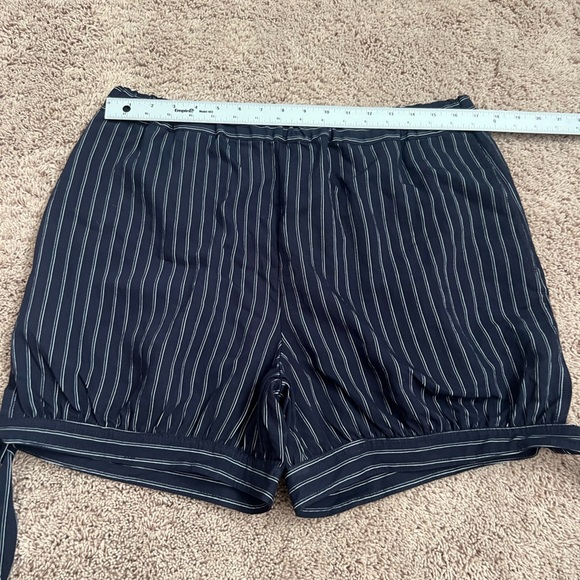 NWT new large Anthropologie Maeve pinstripe bloomer shorts stripe navy blue - Picture 12 of 17